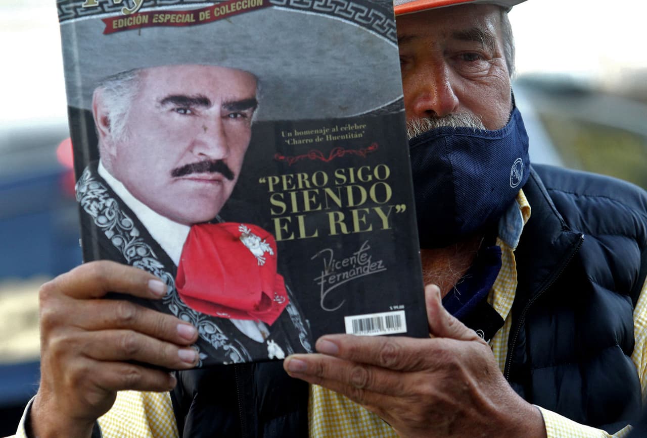 Los seguidores del cantante mostraron libros y fotos del cantante. Fernández había dicho que quería “aplausos” en su funeral, y la familia organizó que el público pudiera acercarse al ataúd.