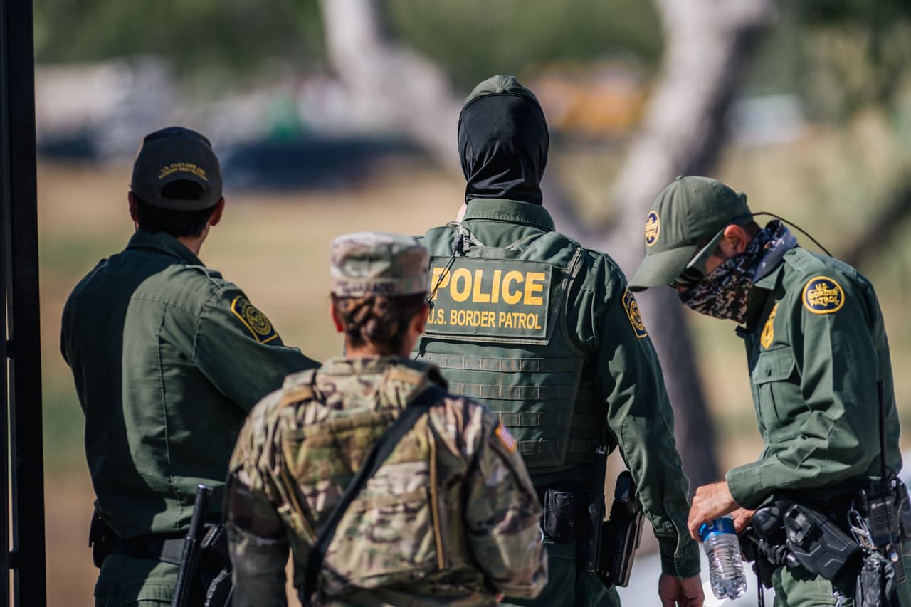 Piden al gobierno suspender fondos federales que usa Texas para perseguir indocumentados