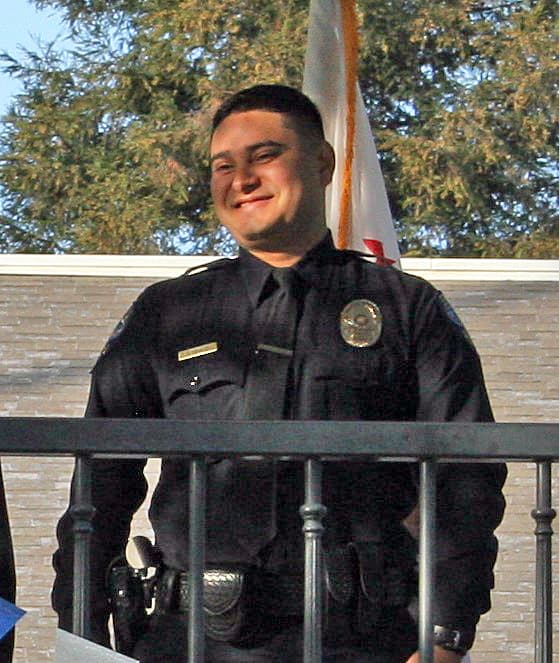 El oficial de la Policía de Selma fue identificado como Gonzalo Carrasco Jr., de 24 años. Al que le sobreviven sus padres, su hermana, hermano y su novia, con quien esperaba un bebé.