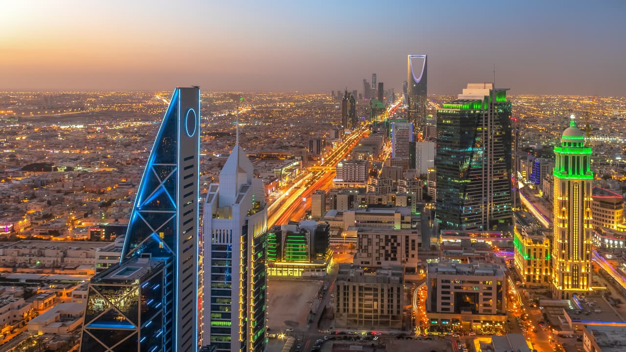<h3 class="cms-H3-H3">11. Arabia Saudita</h3>
<br>
<br>➡️ 
<b>Porcentaje de población nacida en otro país: </b>38.65%
<br>
<br>➡️ 
<b>Total de población inmigrante: </b>13,454,842
<br>
<br>➡️ 
<b>Población: </b>34,813,867
<br>