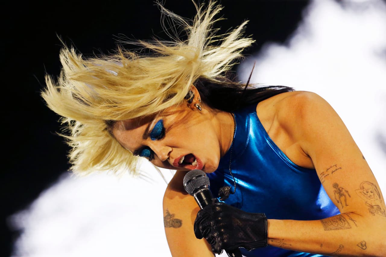 Miley Cyrus fue una de las primeras artistas en enfrentar retos en su gira suramericana, cuando el pasado 21 de marzo, la altura de Bogotá, Colombia, la obligo a sentarse durante su show para recobrar el aliento.