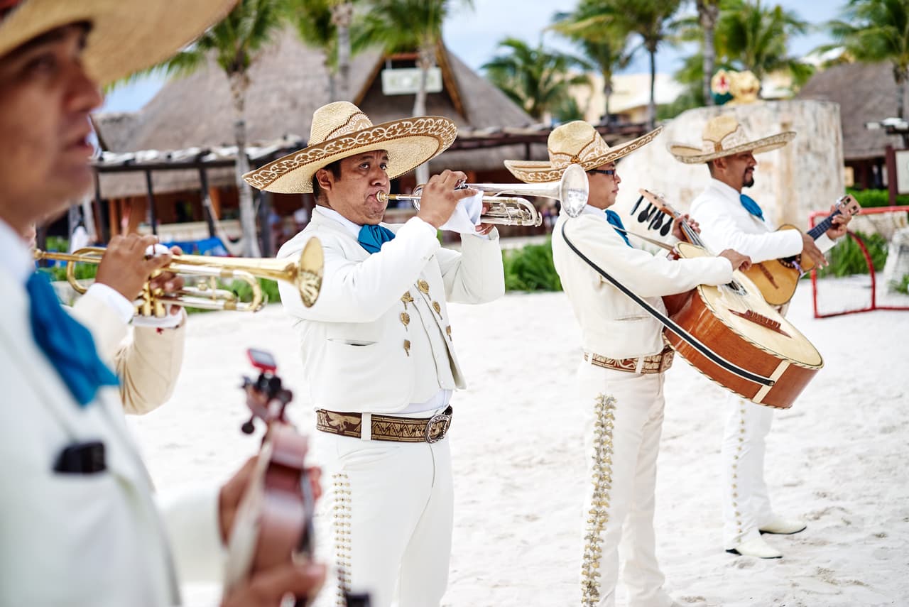 <b>México.</b> La frontera terrestre entre este país y Estados Unidos permanecerá cerrada al menos hasta el 21 de julio. Sin embargo, estados turísticos como Quintana Roo y Jalisco aceptan visitantes. Se encuentran en categoría ‘naranja’, según el sistema establecido por las autoridades, lo que permite hoteles y restaurantes operen a un 50% de capacidad.
<br>