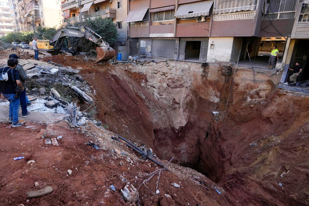 Un agujero en el suelo cerca del lugar del asesinato del líder de Hezbollah, Hassan Nasrallah, en los suburbios del sur de Beirut.