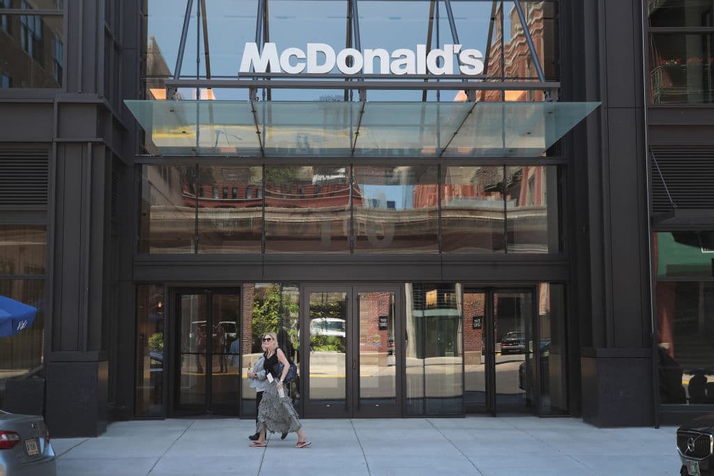 <b>McDonald's</b>, asimismo, anunció que sus salarios mínimos iniciales por hora, en sus establecimientos de EEUU, 
<b>pasan de $11 a $17. </b>Por años, representantes de trabajadores de las cadenas de comida rápida pidieron un pago de $15, pero las condiciones del mercado finalmente permitieron que se atendieran sus demandas.