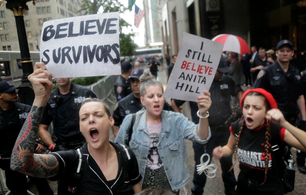 “Cree en los sobrevivientes”, en el cartel de la izquierda y “Todavía creo en Anita Hill”, en el de la derecha. Se refiere a la denuncia que hizo la abogada Hill 
<a href="https://www.univision.com/noticias/politica/fotografias-interactivas-las-similitudes-y-diferencias-entre-el-interrogatorio-a-anita-hill-1991-y-a-christine-blasey-ford-2018">durante la confirmación del magistrado Clarence Thomas en la década de 1990, un paralelismo de lo que ocurre ahora con Kavanaugh.</a>