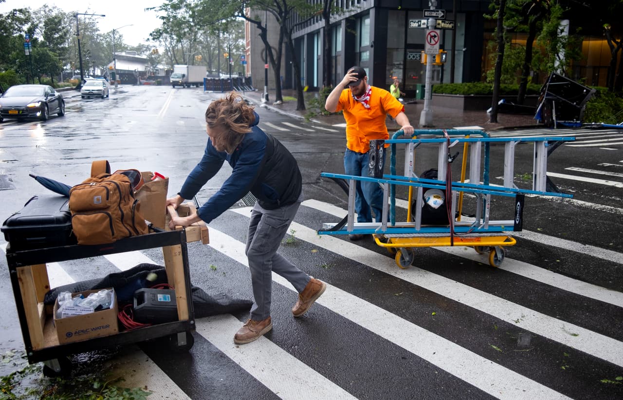 El sistema de transportes neoyorquino 
<b>se vio obligado a suspender temporalmente líneas de metro que transitan al aire libre y varios servicios de trenes de cercanías, así como a cortar el tráfico en varios puentes.</b> Esto provocó que muchos usuarios se vieran obligados a enfrentar las ráfagas de viento en las calles.
