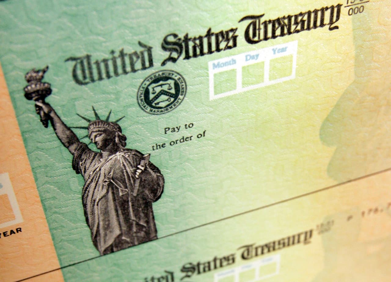De acuerdo con Guamán, a diferencia de los otros paquetes de ayuda financiera, con el tercer paquete de estímulo económico las personas indocumentadas pueden recibir " 
<a href="https://www.univision.com/local/los-angeles-kmex/estimulo-economico-federal-credito-tributario-hijo-aprobado-joe-biden-fotos">el crédito tributario por los hijos, son los $3,000 o $3,600</a> dependiendo la edad del hijo, no hay ningún problema, los recibe, pero el papá o la mamá o los dos tienen que tener el ITIN válido, eso es crítico".