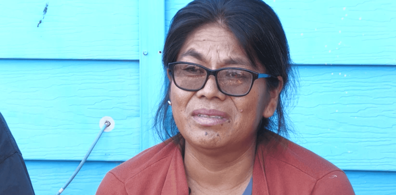 Paulina Salazar, la esposa de Manuel Vega, dijo con lágrimas que él 
<b>era "todo para mí"</b>. Destaca que es una mujer enferma, con dificultad en la visión.