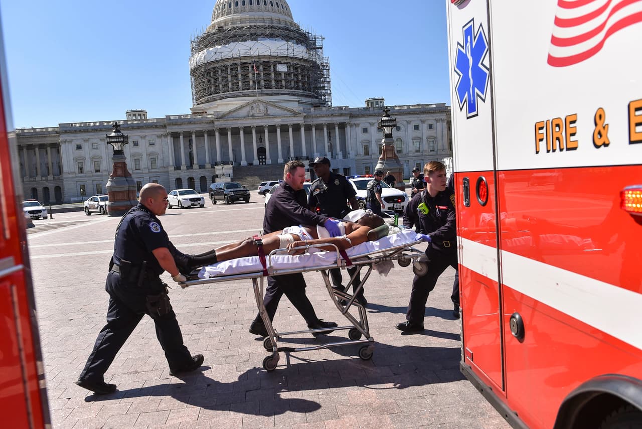 <b>Una amenaza con una pistola de aire (28 de marzo de 2016</b>)
<br>
<br>
<a href="https://www.univision.com/noticias/tiroteos/la-policia-hiere-a-un-hombre-que-saco-un-arma-en-el-capitolio"><u>Larry Russell Dawson ingresó a la sala de visitas del Capitolio</u></a>, apuntó con lo que parecía ser un arma automática a los agentes que estaban allí y rápidamente resultó herido.
<br>
<br>
<a href="https://www.tennessean.com/story/news/crime/2017/03/20/antioch-man-sentenced-11-months-shooting-us-capitol/99415806/"><u>Aparentemente sufría de inestabilidad mental, se declaró culpable y fue sentenciado a 11 meses de prisión</u></a>. La fotografía cuando era trasladado al hospital tras el incidente. 
<br>