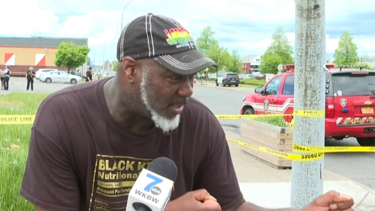 El tiroteo sucedió el sábado cuando un hombre vestido de militar comenzó a disparar en el supermercado Tops Markets lleno de gente. Varias personas murieron y el sospechoso fue detenido. Más noticias en 
<a href="https://www.univision.com/noticias" target="_blank">Univision</a>.
