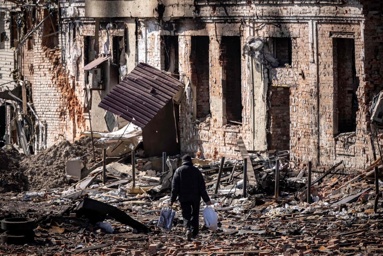 Un residente camina frente a las casas destruidas. El paisaje civil de la ciudad ha quedado completamente en ruinas.