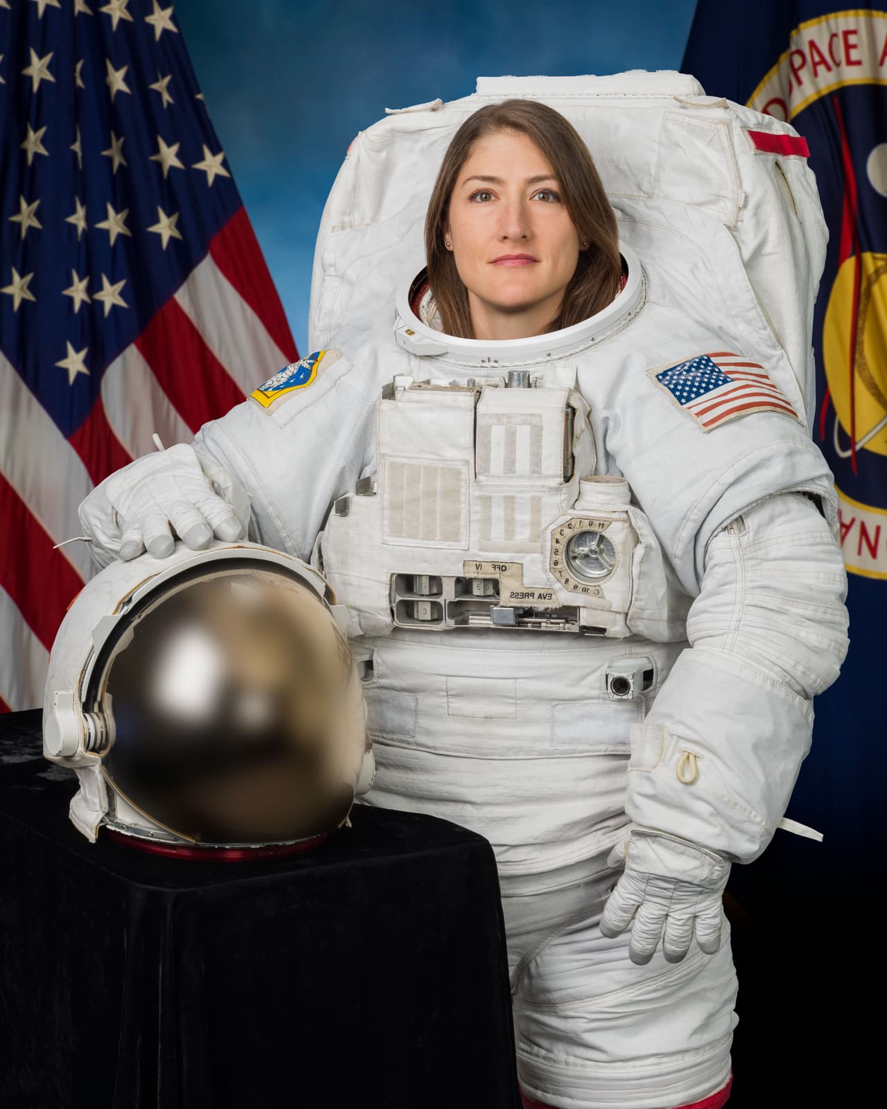 Koch aseguró en unas declaraciones este mes que los logros de género como la caminata espacial femenina son significativos. "Hay muchas personas que obtienen motivación de historias inspiradoras de personas que se parecen a ellos" agregó.