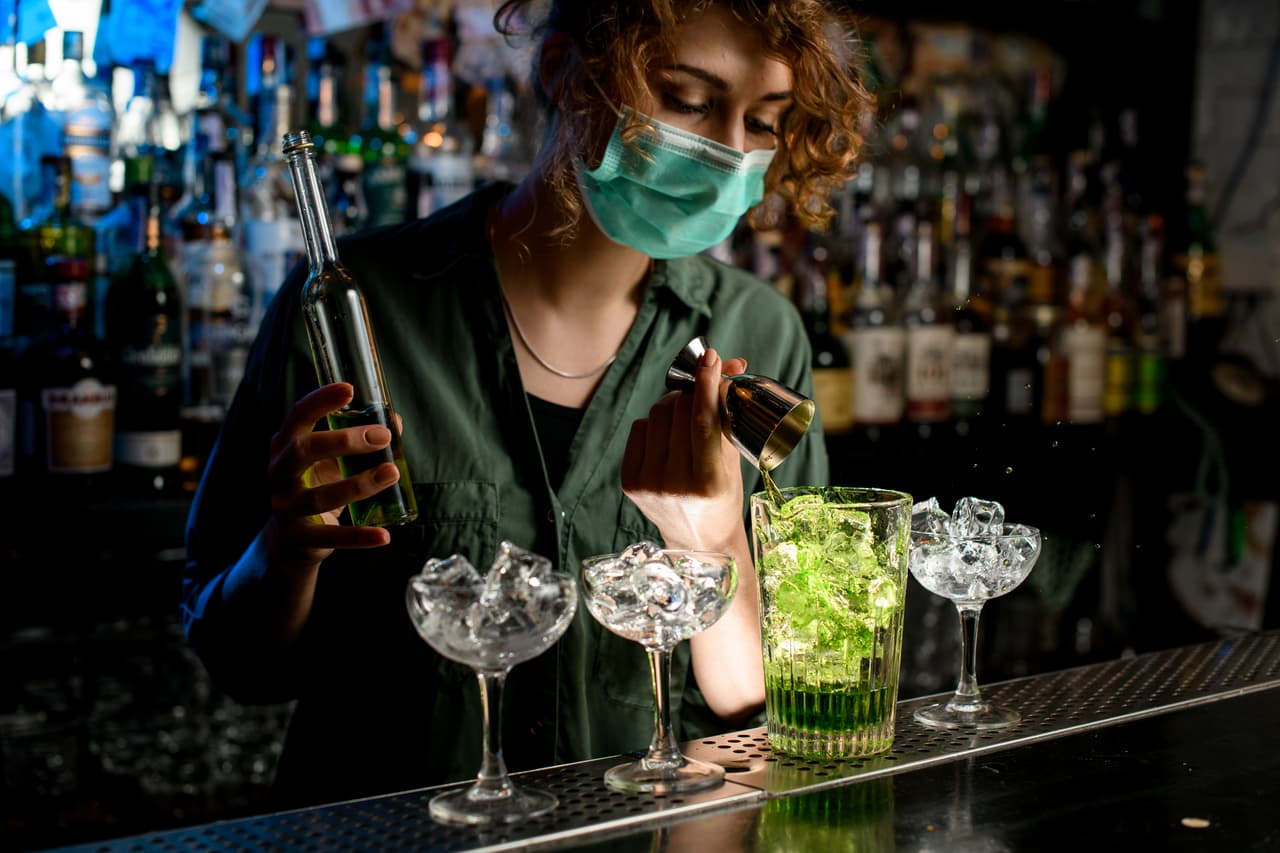 <b>Puesto 14: barman. </b>Cada año hasta 2028 poco más de uno de cada 10 de estos empleados cambiará de ocupación y aproximadamente uno de cada 20 dejará la fuerza laboral por completo. En total, se espera que alrededor de 117,900 de estos trabajadores se retiren o cambien de ramo cada año entre 2018 y 2028. Los bares se encuentran entre los negocios más afectados por el coronavirus, lo que aumentará la tasa de rotación proyectada originalmente.