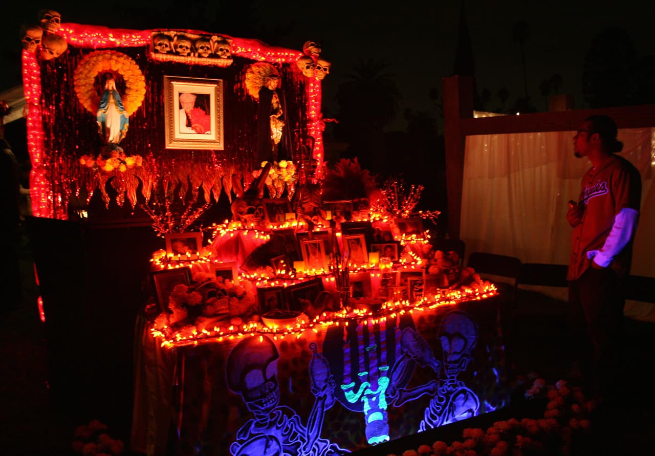 De aquí viene los niveles que debe tener un altar de muertos. Generalmente son de dos o tres, pero hay tradiciones en donde existen siete. En todos los casos, los niveles inferiores representan la tierra y el inframundo y los niveles superiores representan el cielo. Por ejemplo, los otomíes ponen siete porque cada escalón debe representar a cada uno de los siete pecados capitales.