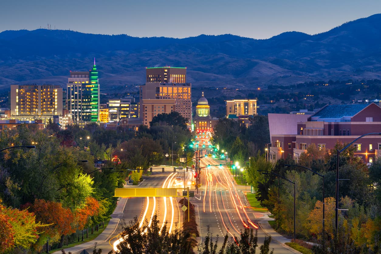 <b>Idaho | $99,540</b>
<br>
<br>Rozando el umbral de los $100,000, pero un estado donde GoBankingRantes encontró una baja tasa de criminalidad e incidentes criminales relacionados con propiedades.