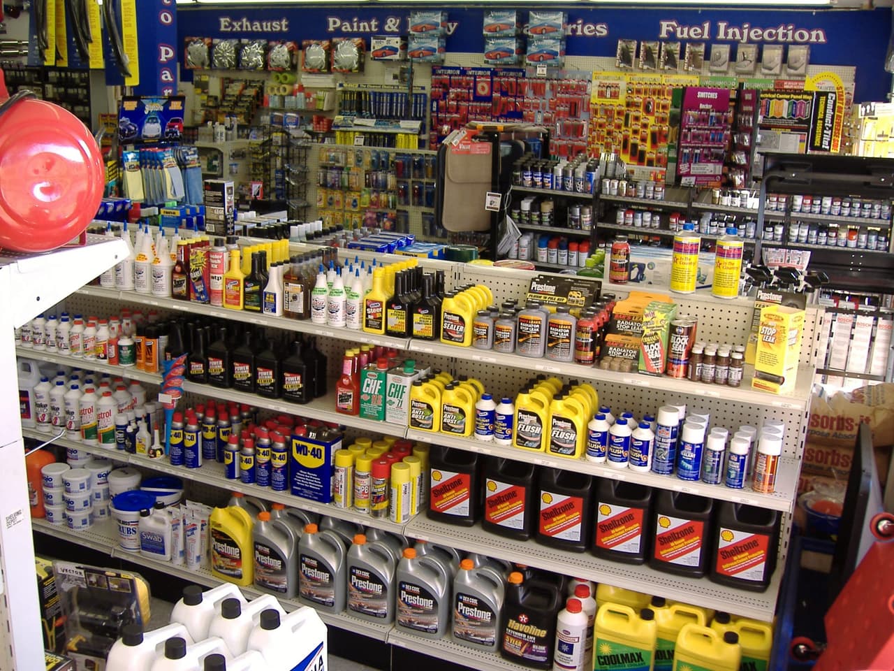 Consesionarios de 
<a href="https://www.univision.com/temas/autos">autos</a>: Los establecimientos dedicados a la venta de automóviles y los "car wash" podrán operar de lunes a sábado de 9:00 de la mañana hasta las 5:00 de la tarde,
<b> </b>mediante cita previa.
<br>
<br>