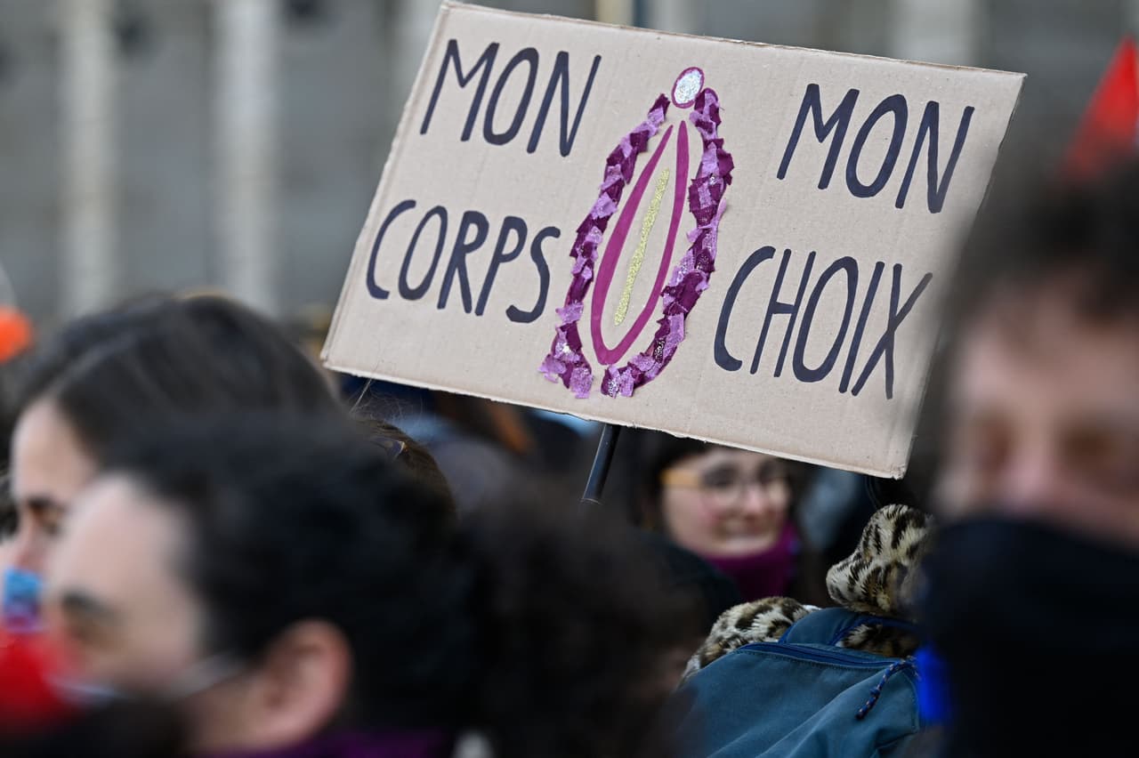 <b>“Mi cuerpo, mi elección”</b>, se lee en un cartel visto en la protesta de las mujeres en Rennes, al este de Francia. La fecha se celebra desde 1975, y en 1977 fue proclamado por la 
<a href="https://www.un.org/es/observances/womens-day/background"><u>Asamblea General de las Naciones Unidas</u></a>.
<br>