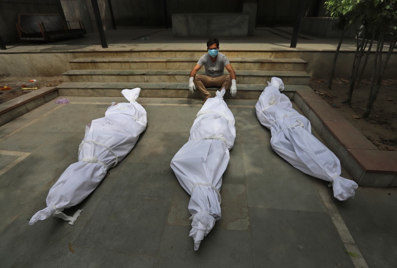 Un hombre espera para que sea cremado un pariente víctima del covid-19 en Nueva Delhi, el 20 de abril. En septiembre de 2020 las autoridades pensaron que lo peor de la pandemia había pasado. Dudaron en restringir las grandes aglomeraciones durante los festivales hindúes y eventos electorales.