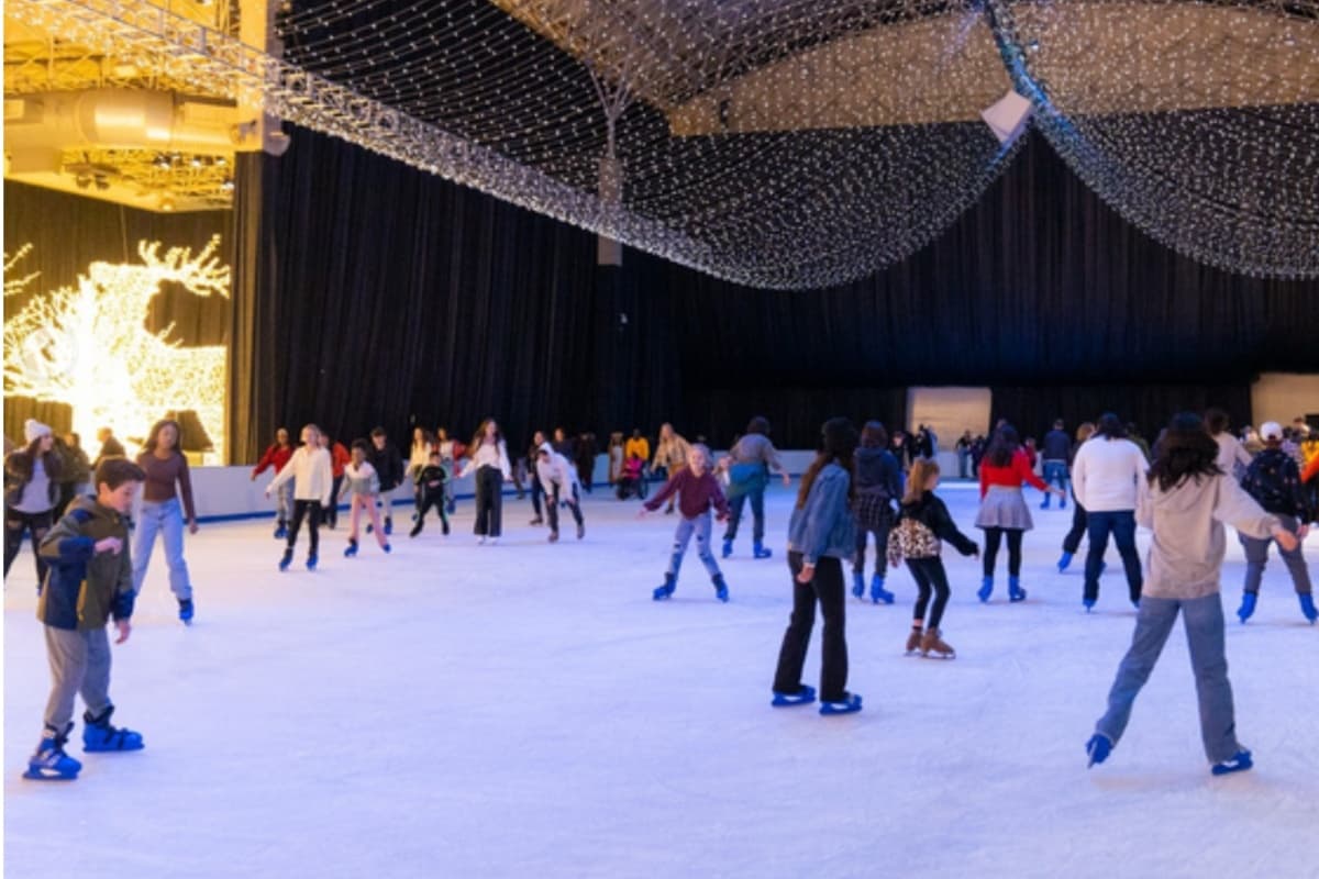 ⛸ 
<b>Navy Pier- Light Up The Lake</b>
<br>📍600 E Grand Ave.
<br>📆Del 24 de noviembre al 31 de diciembre de 2023
<br>📲Los patines en renta tienen un costo
<br>📲Hay más actividades en el lugar con costo
<br>✍️navypier.org/light-up-the-lake/
