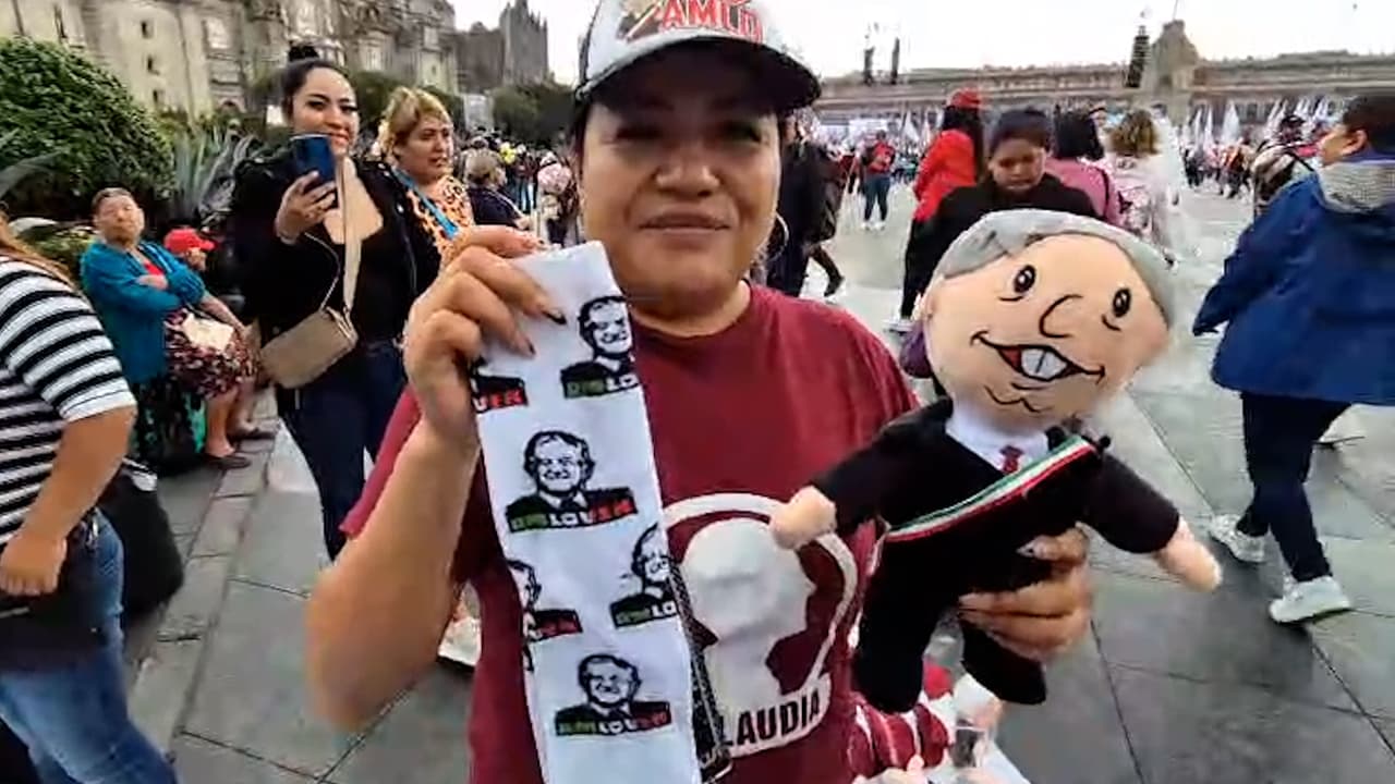 Colchas, calcetas y peluches para ‘recordar’ o despedir a AMLO