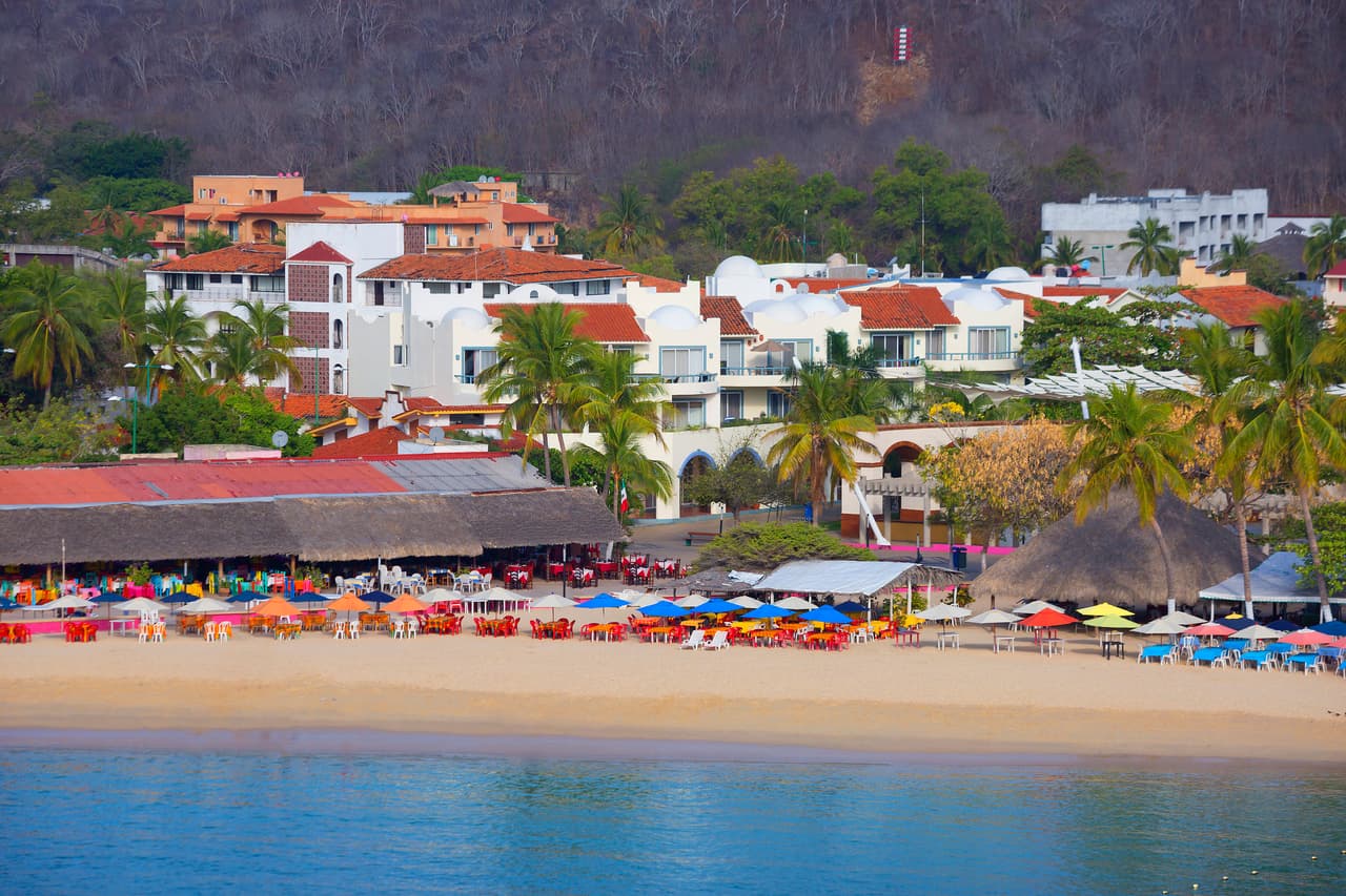<b>Huatulco, Oaxaca</b>
<br>
<br>Según cifras oficiales, solo hay alrededor de 56,000 residentes en esta zona remota del sur de México, de los cuales alrededor de 1,000 son extranjeros que poseen propiedades.
<br>
<br>La pequeña ciudad se puede recorrer de un lado a otro en unos seis minutos. Era originalmente un pueblo de pescadores y ha crecido gracias a las inversiones de las décadas de 1980 y 1990. A pesar de su pequeña población tiene un aeropuerto internacional con servicio a Reino Unido, Estados Unidos y Canadá. La pesca, el esnórquel y el buceo son muy populares aquí, y cada año alberga varios torneos de pesca. 
<br>