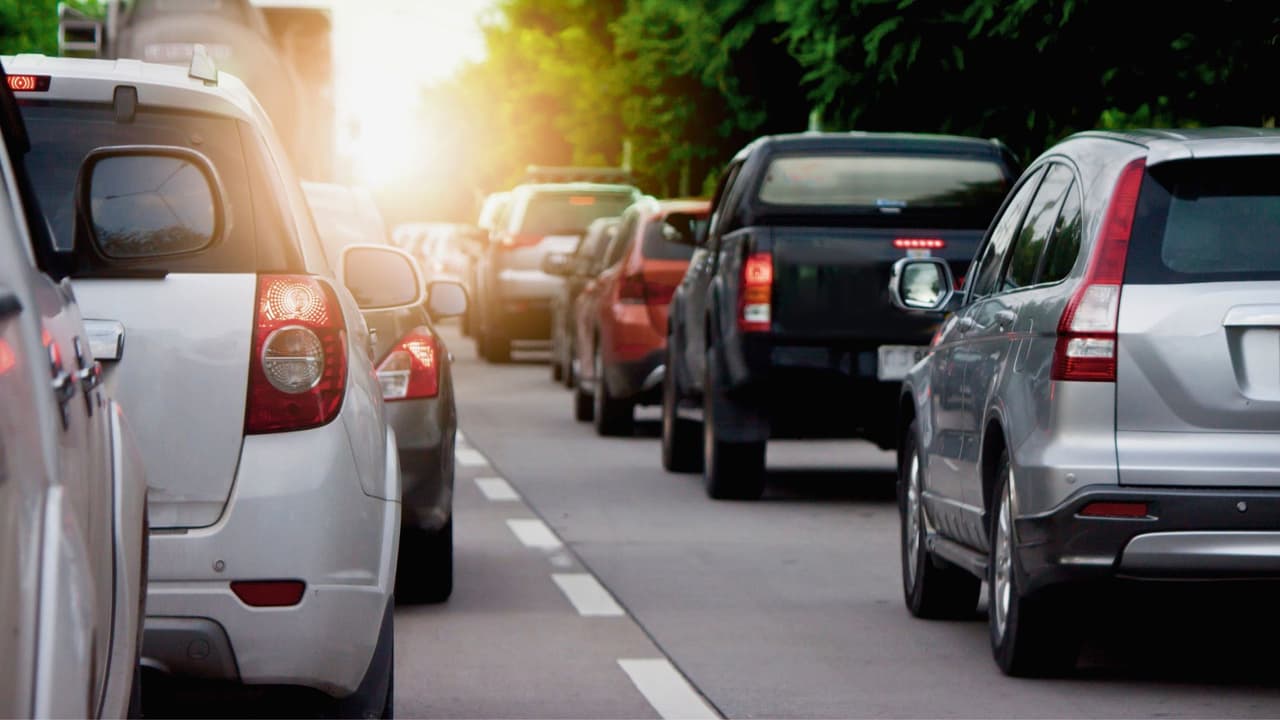<h3 class="cms-H3-H3">🚗 ¿Qué color te conviene según dónde vives? </h3>
<br>
<b>Houston, San Antonio, Dallas - Fort Worth y Austin: </b>Si vives en alguna de estas ciudades, donde el tráfico y el calor van de la mano, elegir un color claro como blanco o plata puede hacer tu día a día más llevadero. 
<br>
<b>Regiones del sur y del Valle:</b> El blanco manda, y con razón. El calor es extremo, y el polvo es parte del paisaje. 
<br>
<b>Zonas más urbanas o con un tiempo variable:</b> Si te importa más el diseño o el estilo, y no te molesta lavar seguido, el negro o el azul oscuro pueden ser para ti.