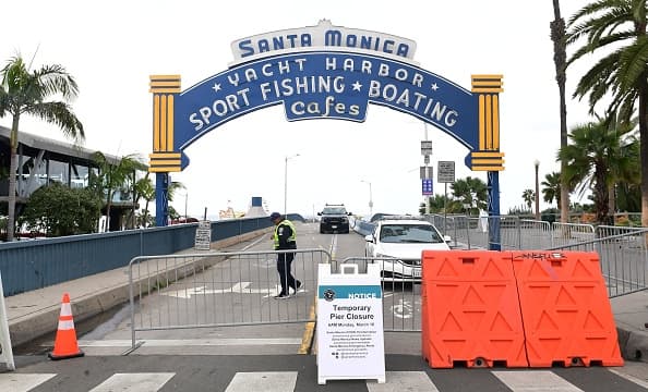 Al 16 de marzo, el muelle de Santa Mónica fue cerrado y era custodiado por la policía local para evitar las aglomeraciones, con potencial exposición al coronavirus.
