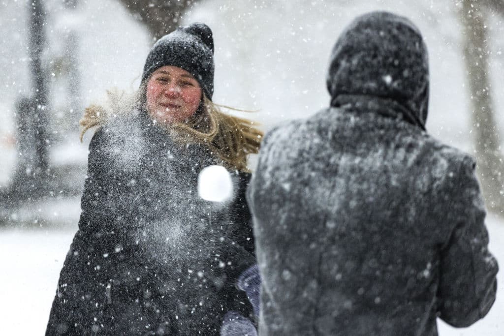 Una pelea de bolas de nieve en una zona cercana al Capitolio, en Washington DC. Se espera que las nevadas continúen durante este lunes.