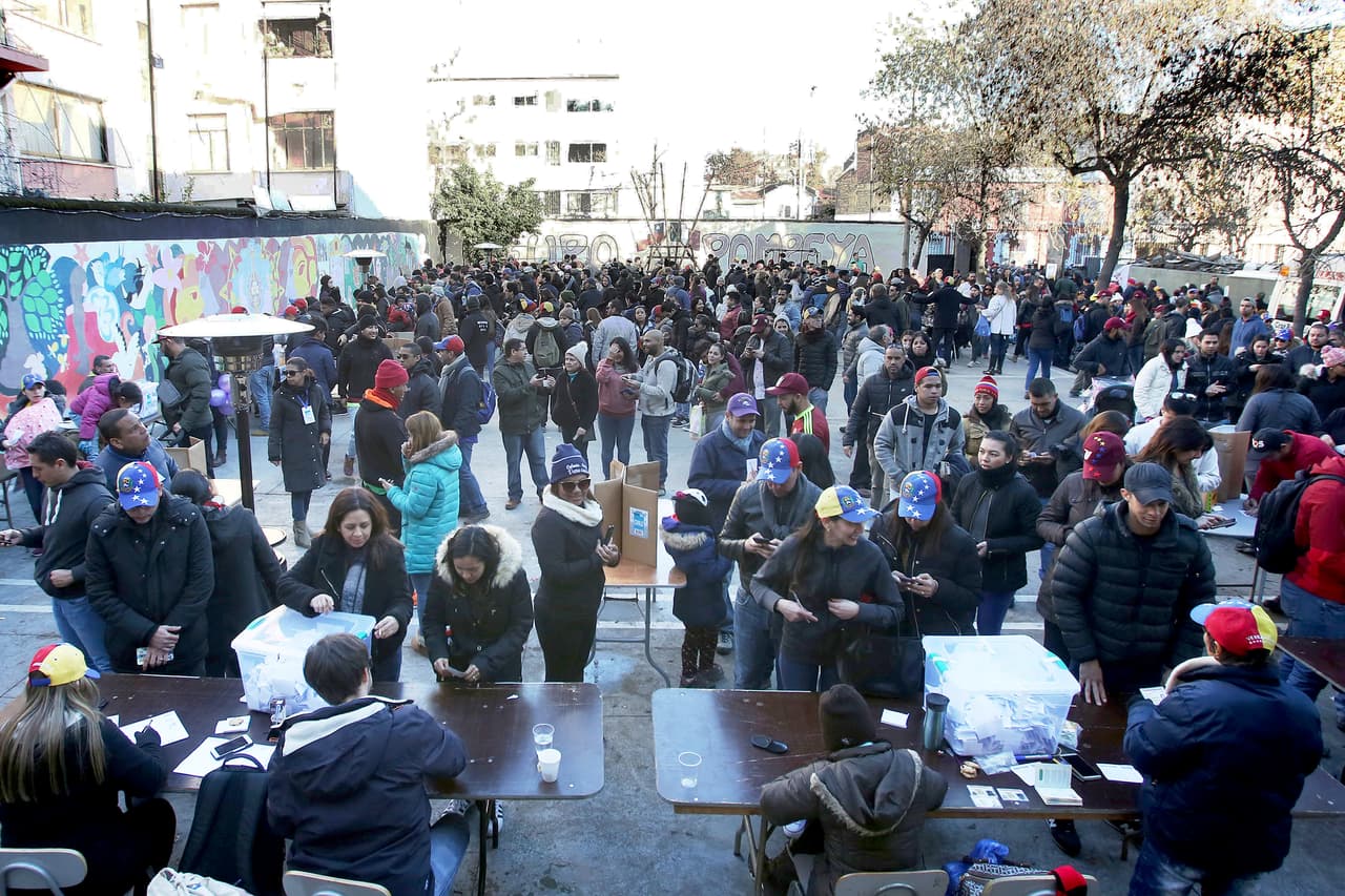 Según el informe de la OIM, al menos 
<a href="https://www.univision.com/noticias/emigracion/venezolanos-huyen-a-chile-en-un-riesgoso-viaje-de-carretera-y-rios-de-nueve-dias">119,051 han migrado a Chile</a>. Entre el 2015 y 2017 ese país otorgó más de 120,000 permisos de residencia a venezolanos, el 75% solicitadas en Santiago, la capital. En la fotografía, cientos de venezolanos reunidos en Santiago de Chile para votar contra la Asamblea Nacional Constituyente propuesta por el gobierno de Venezuela, en julio de 2017.