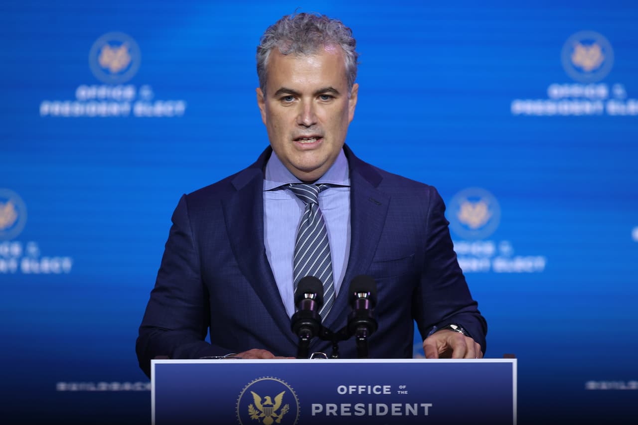 <b>Coordinador de la respuesta al covid-19: Jeff Zients.</b> Fue parte del gabinete económico de Obama. Es conocido por liderar sus esfuerzos para mejorar el sitio web healthcare.gov. Fue CEO de la firma de inversiones Cranemere y miembro de la junta directiva de Facebook.