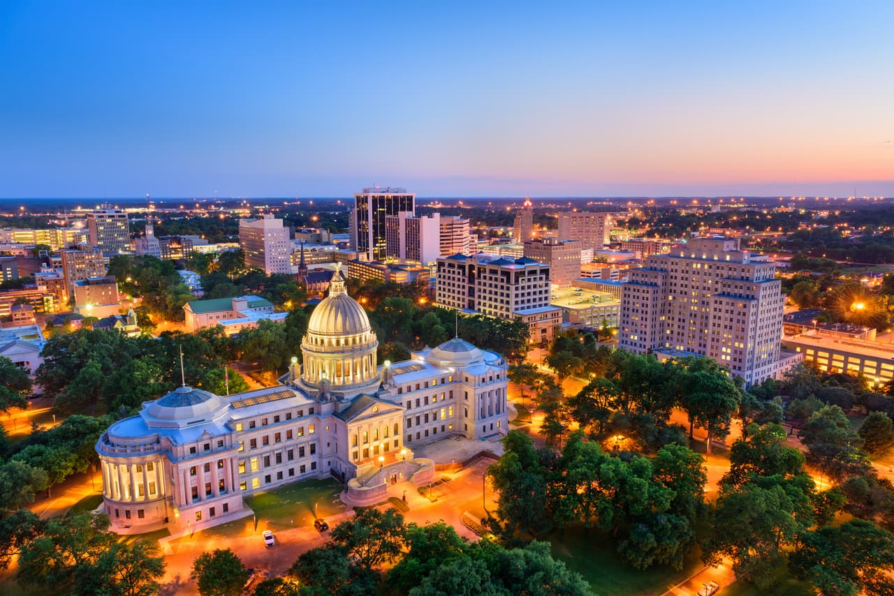 <h3 class="cms-H3-H3">1. Mississippi</h3>
<br>
<br>💉 
<b>Esperanza de vida al nacer (2020): </b>71.9
<br>
<br>💉 
<b>Modificación con respecto a 2019 (en años): </b>-2.5
<br>
<br>💉 
<b>Población sin seguro médico: </b>12.0%
<br>
<br>💉 
<b>Población total: </b>2,981,835
<br>
