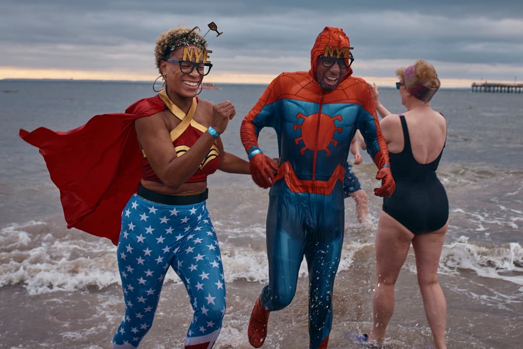 Los participantes se sumergieron en las aguas del Océano Atlántico durante un evento que se extendió desde las 11:00 hasta las 13:00 horas, mientras las temperaturas se mantuvieron bajas.