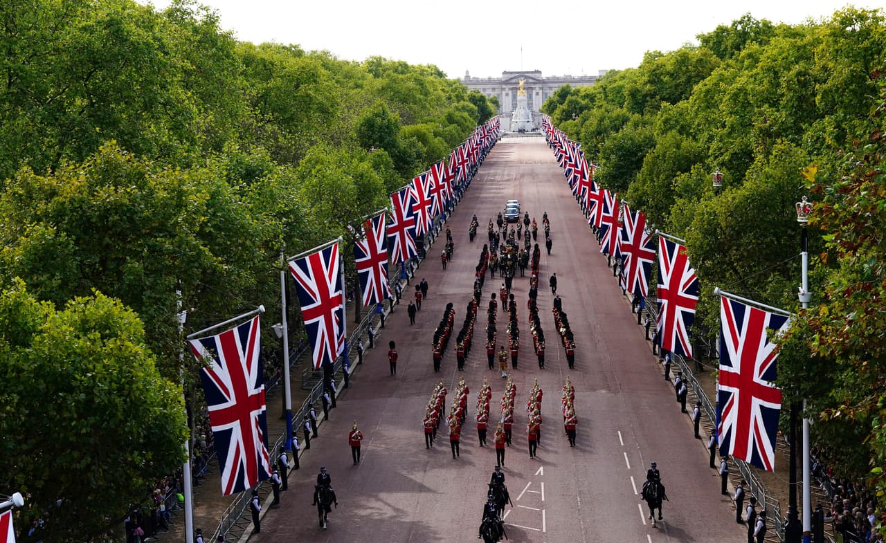 El 
<a href="https://www.univision.com/noticias/mundo/muere-reina-isabel-ll" target="_blank">ataúd de la reina Isabel II</a> salió por última vez del Palacio de Buckingham este miércoles, transportado en un carruaje tirado por caballos y saludado con cañonazos y el tañido del Big Ben en una solemne procesión por las calles de Londres rumbo al Palacio de Westminster.