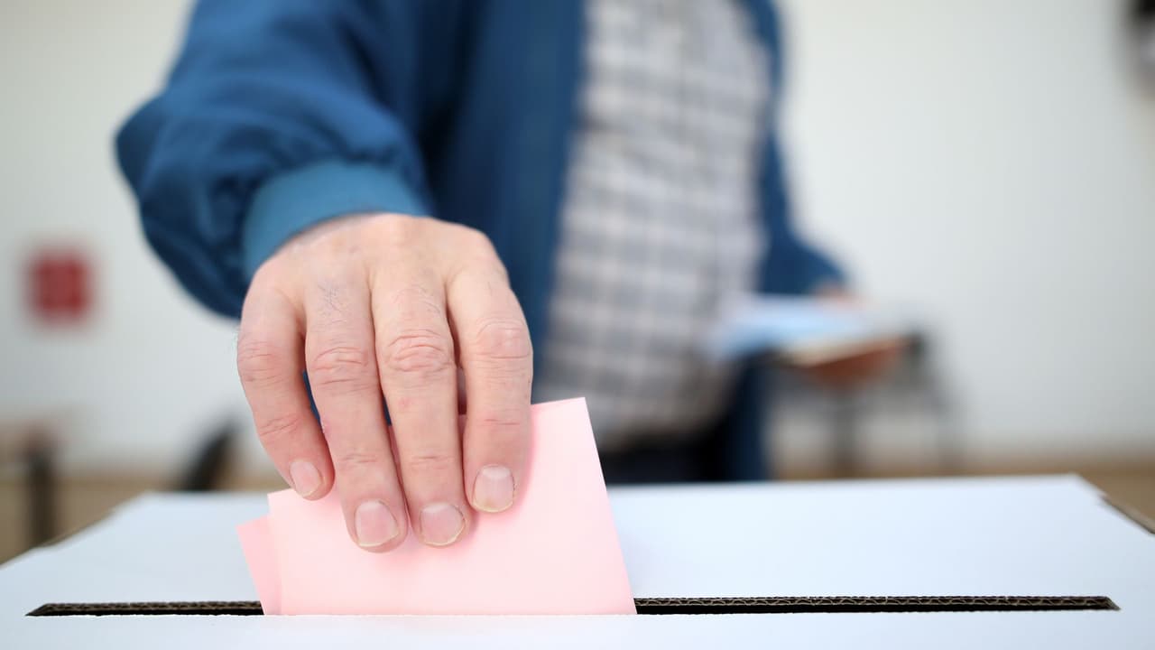 <h3 class="cms-H3-H3">🗳️ Política y participación cívica</h3>
<br>Los hispanos en Texas son una fuerza electoral creciente:
<br>En 2024, 
<b>más de 5 millones de hispanos están registrados para votar.</b>
<br>La participación electoral hispana aún es menor que la de otros grupos, pero ha aumentado cada ciclo.
<br>Temas como educación, migración, salud y seguridad económica mueven el voto hispano.
<br>Además, cada vez hay más hispanos en cargos públicos, desde consejos escolares hasta el Congreso.