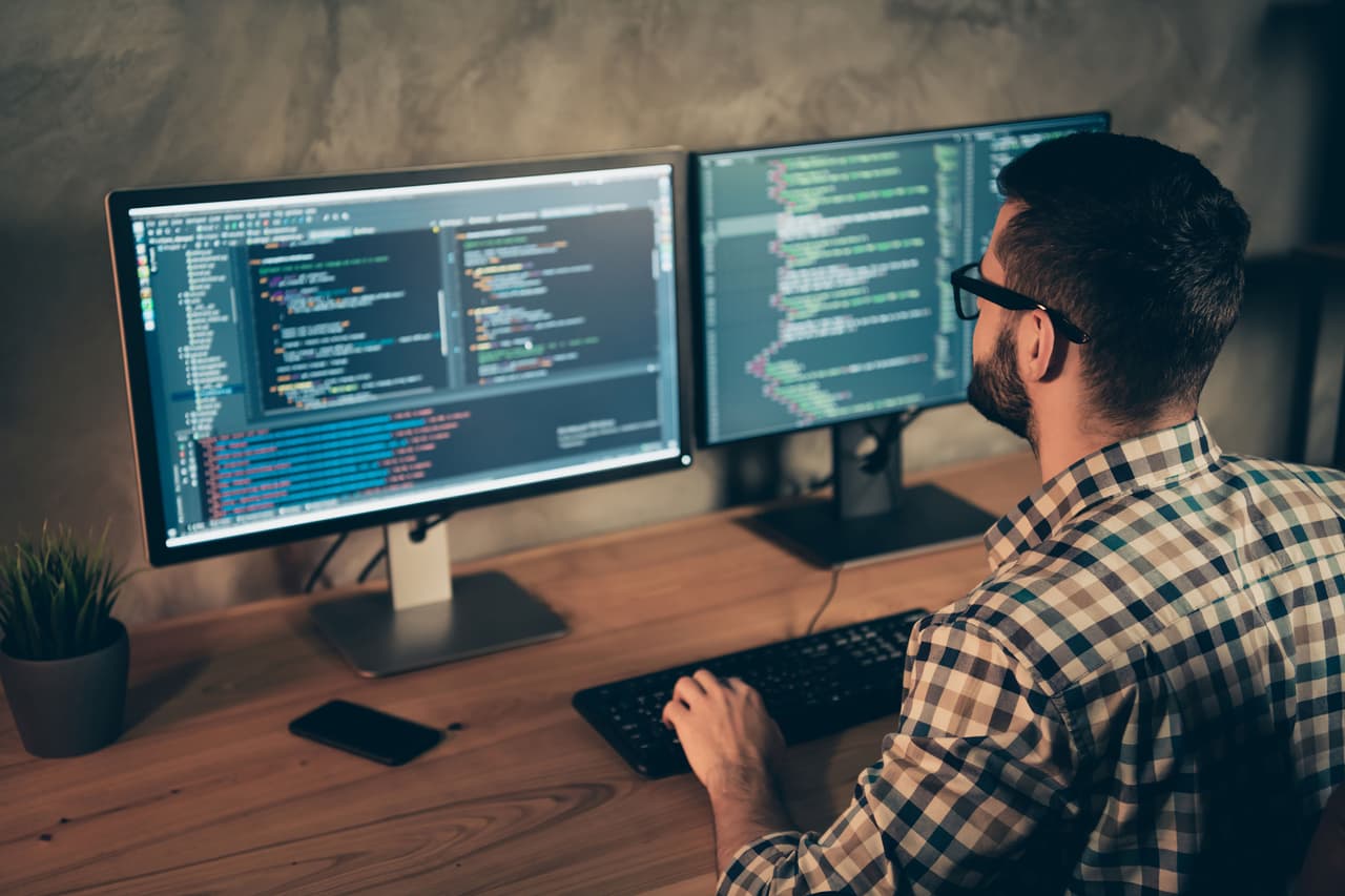 <b>Puesto 15. Desarrolladores de servidores y bases de datos</b>
<br>
<br>
<b>A qué se dedican:</b> desarrollan la tecnología que impulsa las aplicaciones informáticas del otro lado del usuario. 
<br>
<br>
<b>Principal industria donde han sido contratados:</b> tecnología.
<br>
<br>
<b>Principales lugares donde han sido contratados:</b> San Francisco, Nueva York y Los Ángeles.
<br>
<br>
<b>Salario anual:</b> entre 47,000 y 149,000 dólares. 
<br>
<br>
<b>Distribución de género:</b> 16.9% mujeres y 83.1% hombres.
<br>
<br>
<b>Experiencia previa promedio:</b> 5 años.
<br>
<br>
<b>Disponibilidad para el trabajo remoto:</b> 43.5%.
<br>