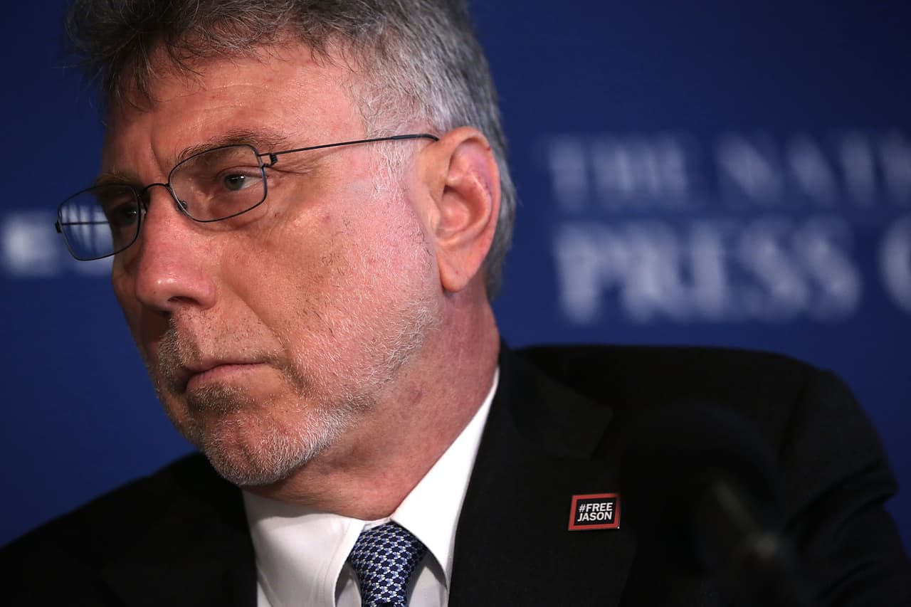 El entonces candidato Trump le quitó las credenciales y el acceso a sus eventos de campaña a The Washington Post, por publicar noticias que el magnate consideró desfavorables. Martin Baron, el director ejecutivo del diario, respondió en un comunicado que "no es nada más que un repudio al papel de una prensa libre e independiente. Cuando la cobertura no corresponde a lo que el candidato quiere que sea, entonces una organización noticiosa es proscrita". (13 de junio, 2016).