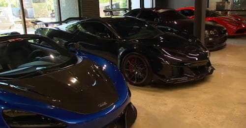 La atracción principal es una exhibición de autos raros y de lujo, algunos autos cuestan varios millones de dólares. La primera colección de Los Ángeles incluye algunos Bugattis, Apollos, un Koenigsegg y un McLaren.
<br>