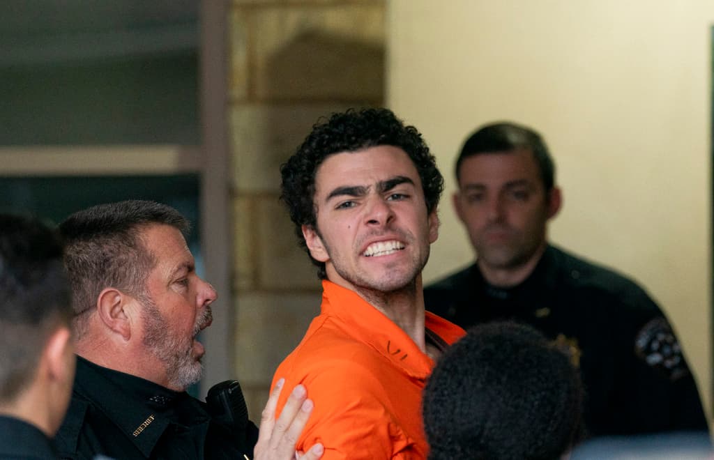 El momento en que el 
<a href="https://www.univision.com/noticias/estados-unidos/asesinato-ceo-unitedhealthcare-seguridad-ejecutivos-amenaza-de-muerte">sospechoso Luigi Mangione</a> es llevado por agentes en Hollidaysburg, Pensilvania, el martes 10 de diciembre de 2024. Mangione está acusado de 
<a href="https://www.univision.com/noticias/criminalidad/nuevos-cargos-mangione-sentencia-asesinato-ceo-unitedhealthcare">matar a tiros al CEO de UnitedHealthcare, Brian Thompson,</a> en una calle de Manhattan. Después de días de 'cacería humana', fue detenido en Pensilvania. El caso despertó simpatías con Mangione (que a su vez generaron indignación) y una 
<a href="https://www.univision.com/noticias/estados-unidos/asesinato-del-ceo-de-unitedhealthcare-brian-thompson-y-por-que-a-nadie-parece-importarle">catarsis colectiva en redes sociales sobre los servicios de salud que las aseguradoras niegan a pacientes en EEUU.</a>