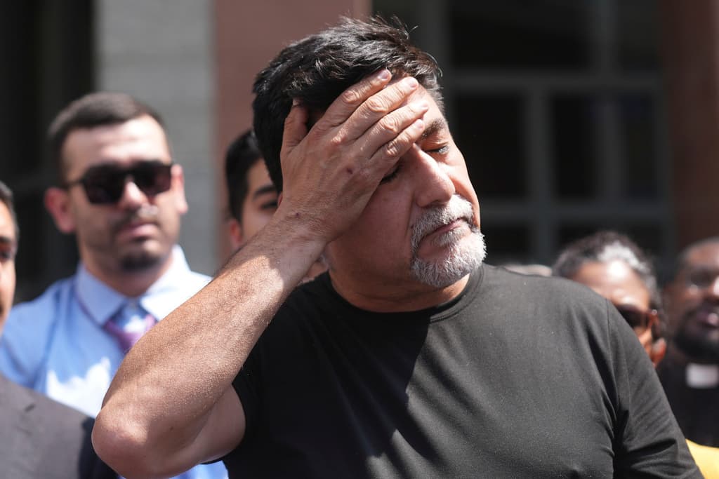 Aseguró que el pueblo es capaz de cambiar lo que está pasando, "pero 
<b>nos tenemos que organizar.</b>.. Esto 
<b><a href="https://www.univision.com/local/los-angeles-kmex/waymo-suspende-servicio-los-angeles-quema-vehiculos-protestas-contra-ice-fotos" target="_blank">no va a cambiar con violencia</a></b>. La única forma de hacer un cambio es sin violencia".