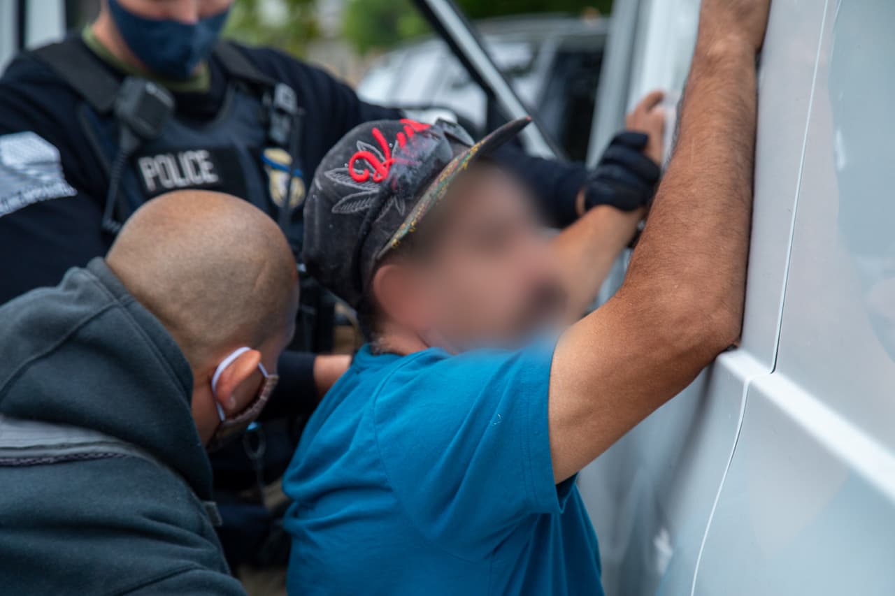 Detienen a más de 200 indocumentados con antecedentes criminales en un operativo de ICE: ¿qué hacer en caso de una redada?