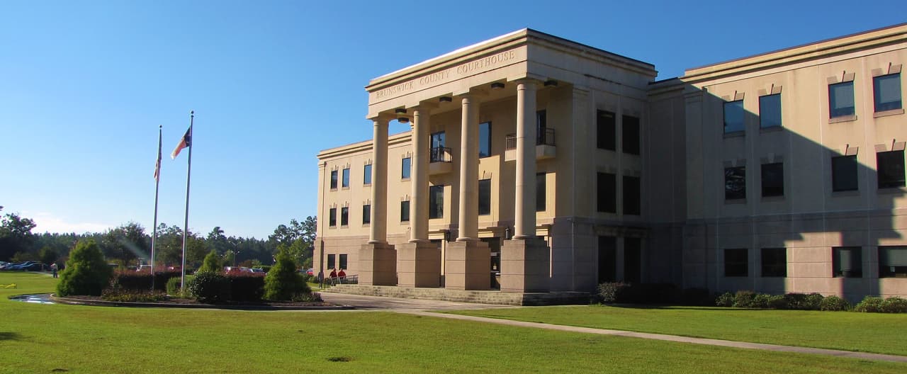 <h3 class="cms-H3-H3">11. Brunswick, Carolina del Norte</h3>
<br>
<br>🏚️
<b> Ingreso familiar promedio: </b>$16,813
<br>
<br>🏚️
<b> Tasa de pobreza: </b>61.2%
<br>
<br>🏚️ 
<b>Tasa de desempleo promedio en los últimos cinco años: </b>4.5%
<br>
<br>🏚️ 
<b>Adultos con licenciatura:</b> 3.7%
<br>
<br>🏚️
<b> Población: </b>1,128
<br>