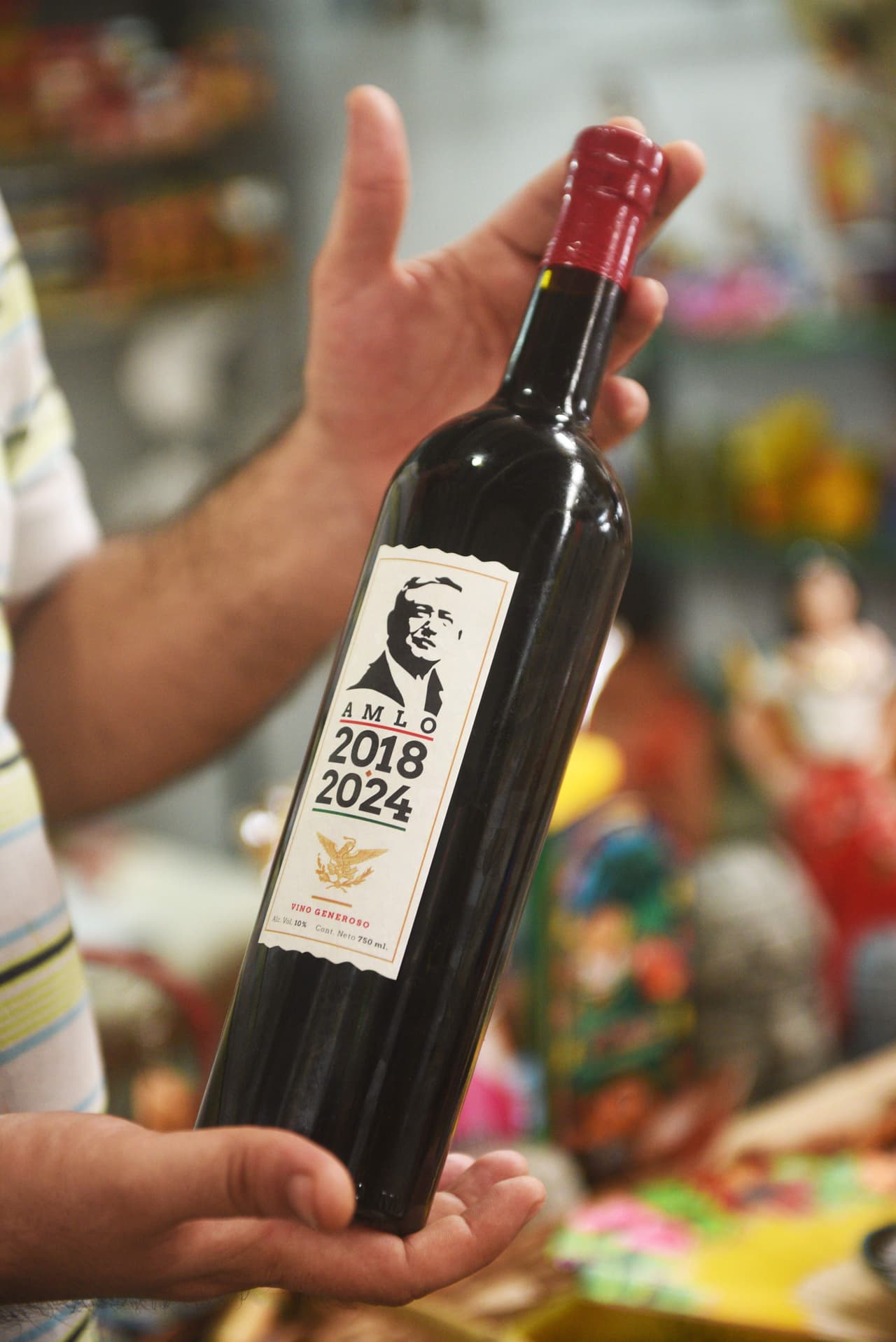 También en Tabasco, que es el estado natal de López Obrador, en algunos locales también venden botellas de vino etiquetadas con la imagen del candidato.