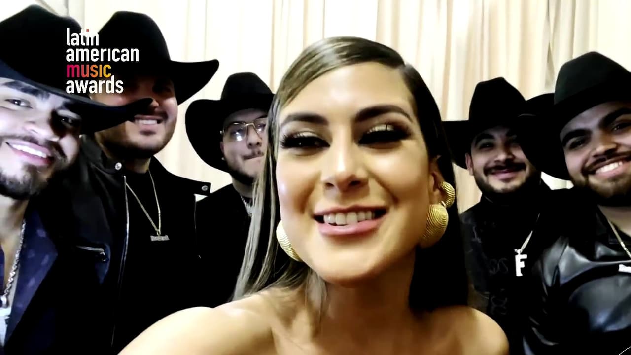 Jessi Rodríguez celebró con champagne el primer premio de Grupo Frontera en los Latin AMAs 2023