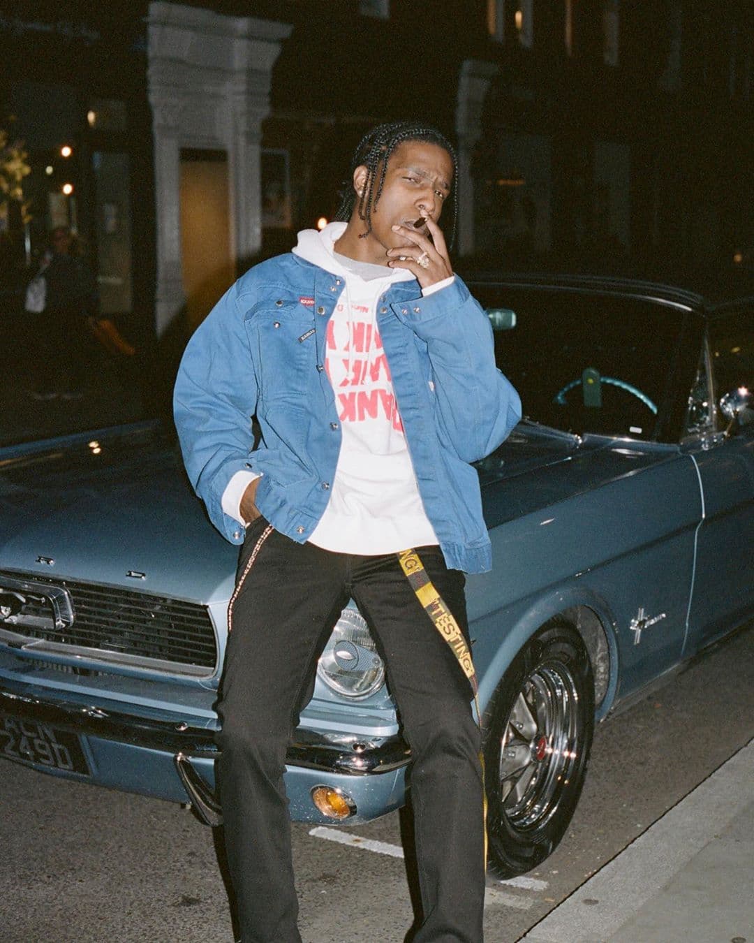 Por otro lado, 
<a href="https://www.tmz.com/videos/070119-asap-rocky-4583541-0-3tkdh5vx/" target="_blank">TMZ</a> publicó otras imágenes donde parece que el rapero arroja al suelo a uno de los hombres y luego lo golpea en el piso.