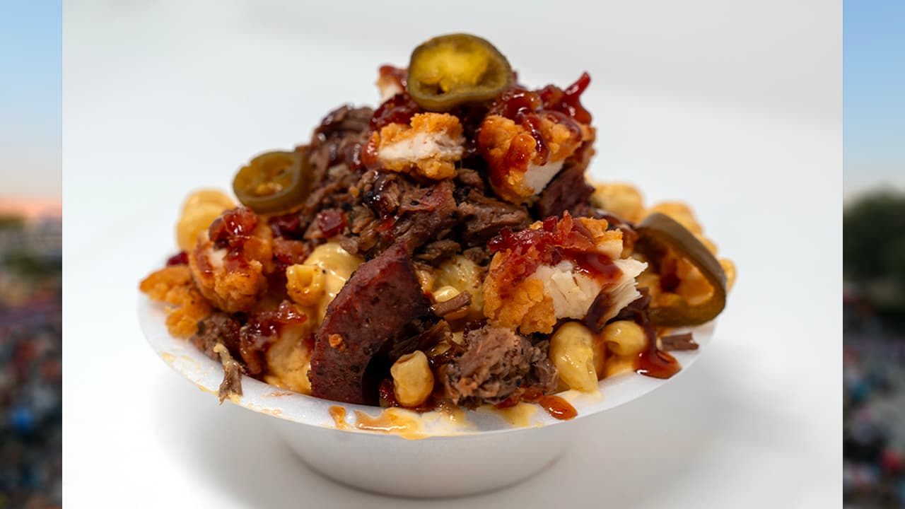 <b>BUTCHERS BLOCK</b> de Mac Loaded 
<br>
<i>¡Dulce y picante! </i>Macarrones con tres quesos y pollo frito y crujiente, trocitos de tocino, pimientos, jalapeños y salchicha, 
<b>rociados con una salsa de chipotle y azúcar morena</b>.