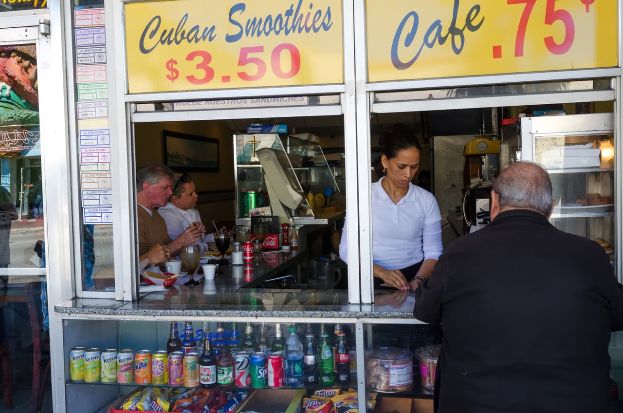 <b>Puesto 9. Florida</b>
<br>
<br>Porcentaje de hogares que reciben cupones de alimentos: 19.0%.
<br>
<br>Total de hogares que reciben cupones de alimentos: 1,499,980.
<br>
<br>Beneficio promedio por hogar: 216 dólares (el puesto 41 más alto entre todos los estados). 
<br>
<br>17.4% de los niños de Florida 
<a href="https://talkpoverty.org/state-year-report/florida-2020-report/"><u>viven por debajo del umbral de pobreza</u></a>. Si bien 66% de los niños matriculados en escuelas públicas califican para almuerzos escolares gratuitos o con descuento, el estado (y el país en general) no permite que programas de ayuda como SNAP 
<a href="https://www.orlandosentinel.com/opinion/letters/os-op-florida-free-menstrual-products-girls-20210410-pvqgainfhvgkzgoid64cnpigwi-story.html"><u>se utilicen para comprar productos de higiene femenina</u></a>.
