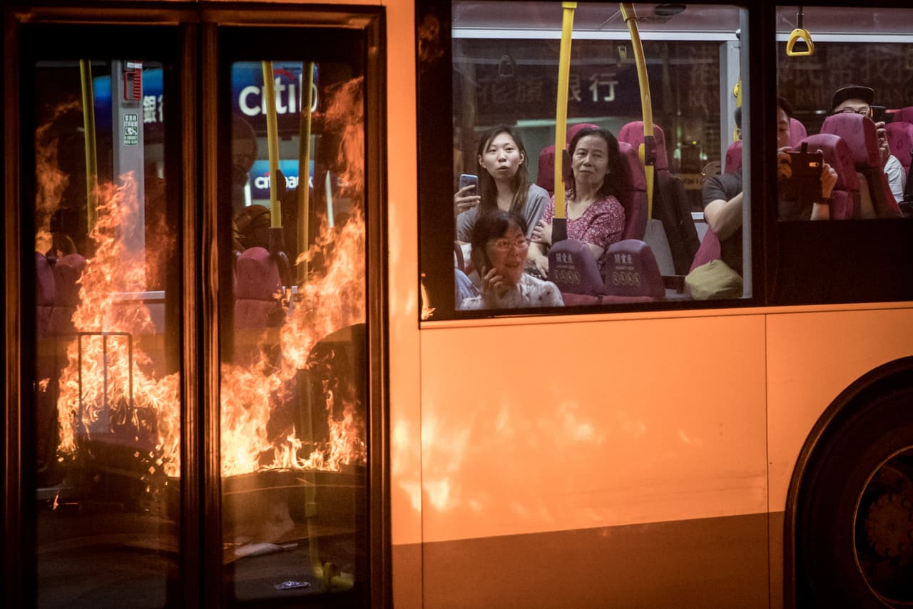 Las manifestaciones, que comenzaron siendo pacíficas, han desembocado en enfrentamientos violentos. Superado el motivo inicial, una polémica propuesta de ley de extradición que el gobierno ya retiró, la protesta ha pasado a convertirse en un movimiento que busca una mejora de los mecanismos democráticos que rigen la región y una oposición al autoritarismo chino. En la fotografía un autobús que pasa frente a una barricada en Monk Kok, el 22 de septiembre de 2019.