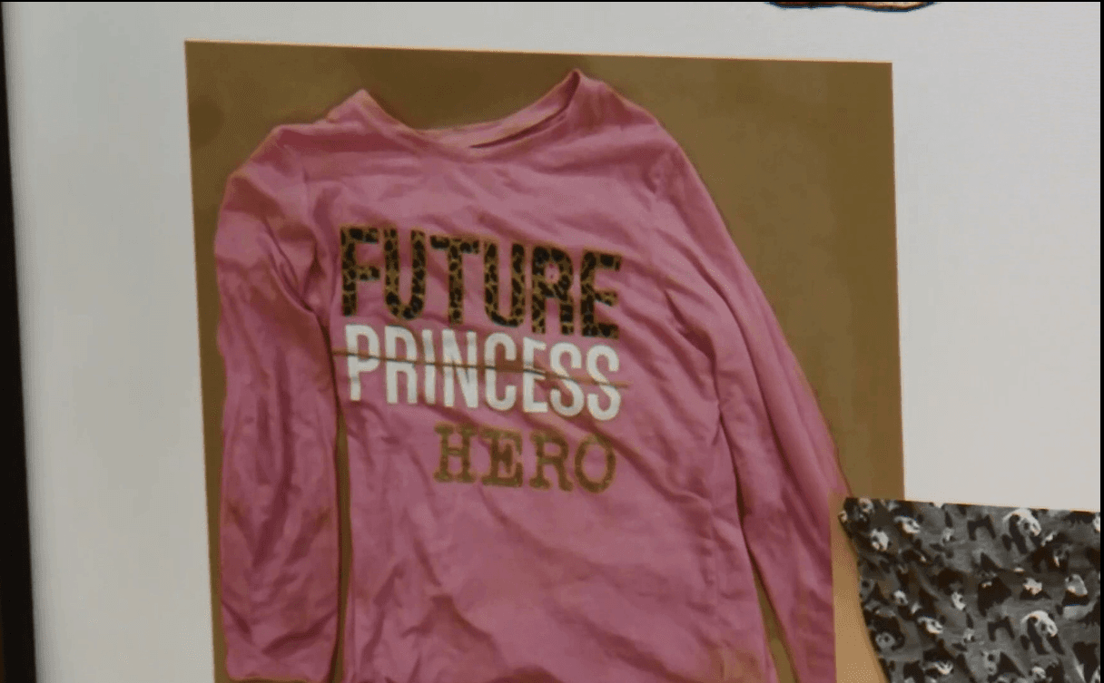 "Future Princess Hero" era la leyenda del suéter que llevaba puesto la niña cuando fue encontrada muerta.
<br>