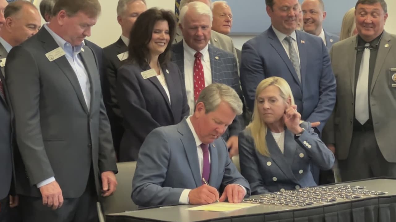 “La gente tiene que venir al país legalmente”: lo que dijo Brian Kemp al firmar la ley HB-1105