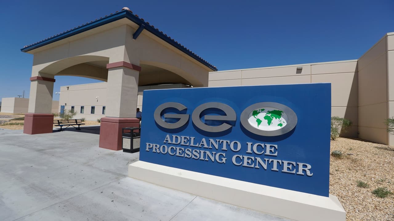 Prisiones privadas de inmigrantes donan dinero a la campaña de Trump
